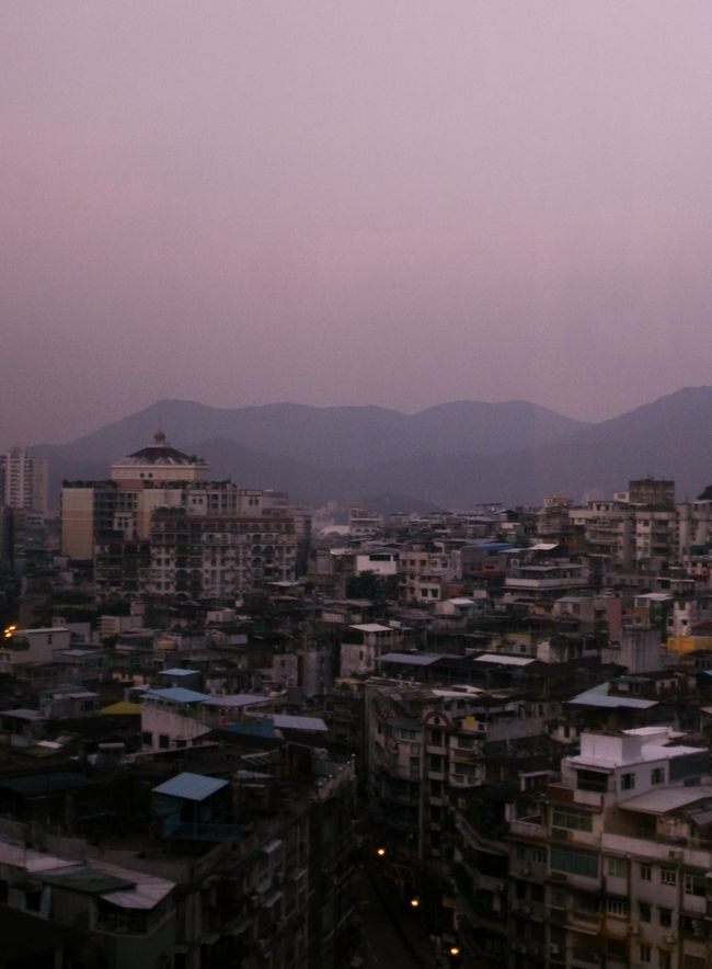 翌朝<br /><br />とってもマカオな朝焼けの街