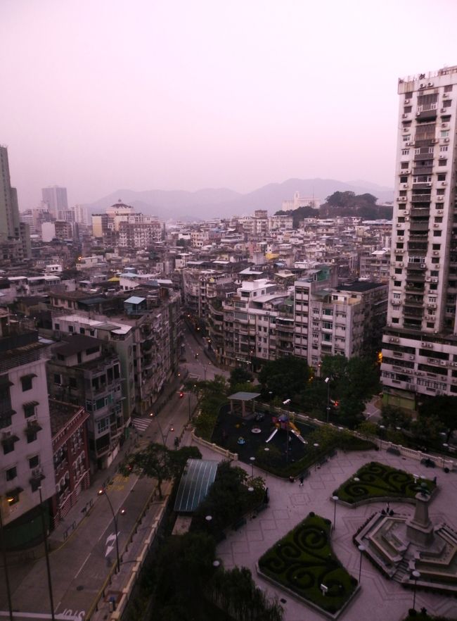 そろそろと気配が動き始める頃