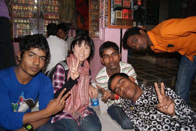 私の右にいる人が、そのお兄さん、ムケである。左の青い服着た青年が私に声をかけてきた人、弟。正直、お兄さんを見てもパッとしなかった。よく顔を覚えていなかったから…泣。 <br /><br /><br />・・・帰国してから、ＤＶＤを見直したのだが、お兄さんは本物だった！顔が当時とまるで変わっていない。そのまんまだった。私はすごい人と会ってしまったんだ！と帰国してからが大興奮だった…（笑）。 <br /><br /><br /><br />