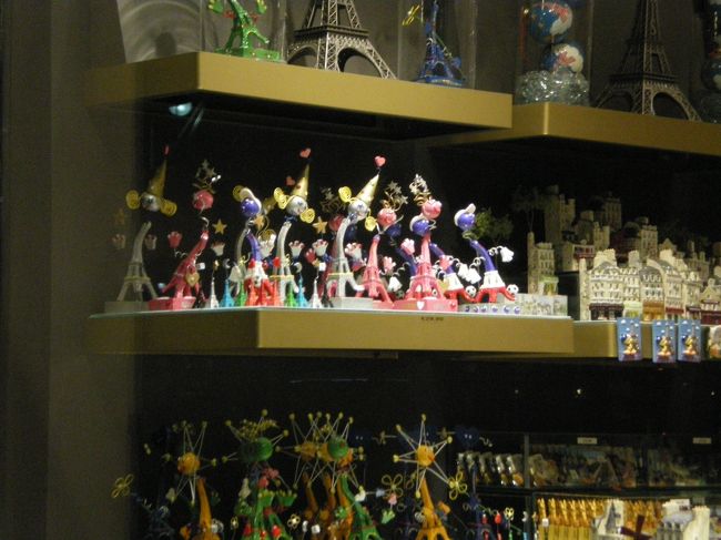 最終日のこの日は19:45のフライトで日本に帰国します。<br /><br />朝食付きのホテルでしたが、最後の日はラデュレでパン・ベルデュを食べようと決めていました。<br />8時30分のオープンですが、早めに出てマードレーヌまでウィンドウを眺めつつ移動しました。<br /><br />これは途中にあったエッフェル塔が沢山あるお土産物屋さん