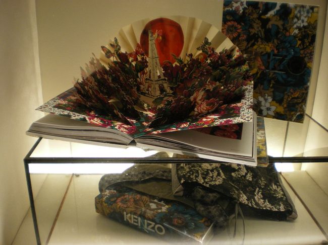 ラデュレまで着きましたがオープンまで30分ほどあります。<br />ホテルの人の話だとこの日の気温は−5℃！！！<br />歩いていないと寒いので、コンコルド広場に散歩に行くことにしました。<br /><br />これは途中にあったKENZOのウィンドウ。<br />日の丸とエッフェル塔のミスマッチが気に行って撮影。