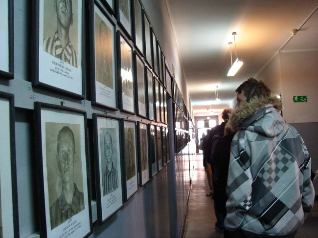 第6ブロック内<br /><br />収容所で最も大変な運命にあったのは、妊婦と子供だった。彼らは最初、直接ガス室行きになった。その後は子供だけが収容されることもあった。<br />それは主にユダヤ人とジプシー、そしてポーランド人とロシア人の子供たちであった。<br />しかし、子供とはいえ、大人と同じように収容所の規則に従わなければならなかった。また大人と同じように政治犯としてファイルに入れられた。ある種の子供たち（たとえば双子）は、犯罪的な医学実験の材料にされた。ほかの子供たちは重労働をさせられた。SSの医師が子供たちの選別を行って、その子供たちに心臓へのフェノール注射を行い殺害したケースもある。<br />収容所に連行された子供たちはしばしば政治犯として登録された。それらの写真、そしてソ連軍によって解放された子供たちの写真が展示してある。