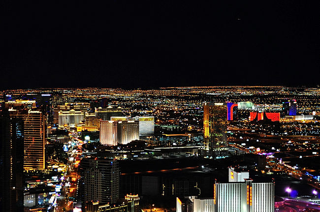 ２７日　２０：１０<br /><br />ストラトス展望台からです。<br /><br />夜のラスベガスは冷えるね〜標高約６００ｍにある<br />ラスベガスに３５０ｍのストラトスの展望台<br /><br />標高→計約１，０００ｍですよ〜！<br /><br />６年前は日中に行ったのですが<br />やはり夜景最高です！寒いから夏の夜がナイス