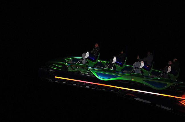 ２７日　２０：２０<br /><br />ストラトスタワーには<br /><br />①展望台までのエレベーター代料金<br />②＋アトラクション→１つ付料金<br />③＋アトラクション→２つ付料金<br />④＋アトラクション→３つ付料金<br />※更に展望台にてバンジー（スカイジャンプ有り）<br /><br />④を購入。この乗り物は「エックス・スクリーム」<br />１番前に乗りたかった夢の１番前席ゲット(^_^)v<br />