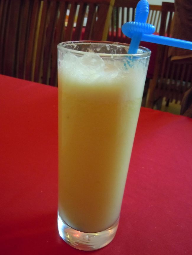 パイナップルジュース<br />生搾りというか、ミキサーのため、割と繊維質は舌に残りましたね、はい。