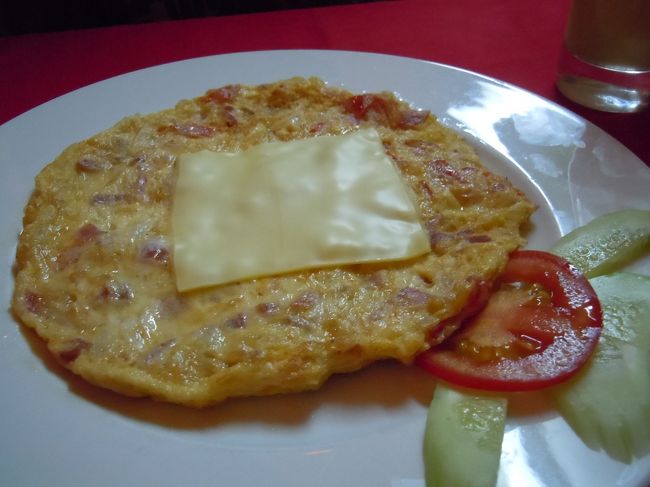 オムレツ　<br />ハム＆チーズって書いてあったんだけど・・・<br />チーズがこういうこととは斬新だ