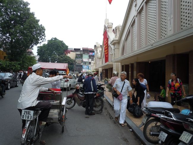 北部にあるドンスアン市場外観<br /><br />シクロのおじさんに外国人観光客が手招きされているところ