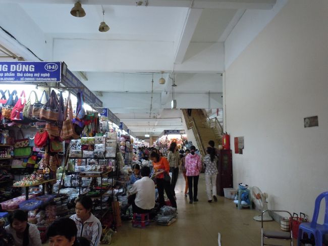 ドンスアン市場内部<br /><br />ごちゃごちゃしすぎてて何も買えず・・