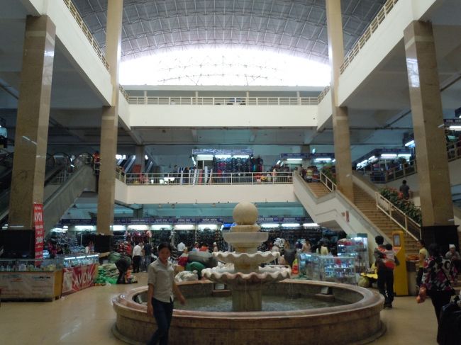 同じく市場内部<br /><br />エスカレーター止まってた・・