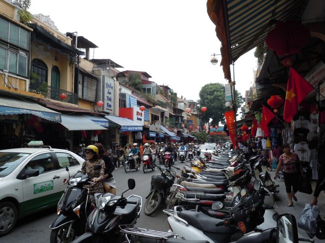ハノイは<br />どこに行ってもこんな感じ<br /><br />自分のバイクがどれだか覚えてられなそう・・