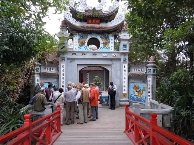 玉山祠入り口<br /><br />この外国人（自分もだけど笑）の集団は恐らくドイツ人観光客で、ガイドさんがドイツ語で説明してた〜<br />ベトナムでドイツ語聞くのはなんか変な感じがした〜