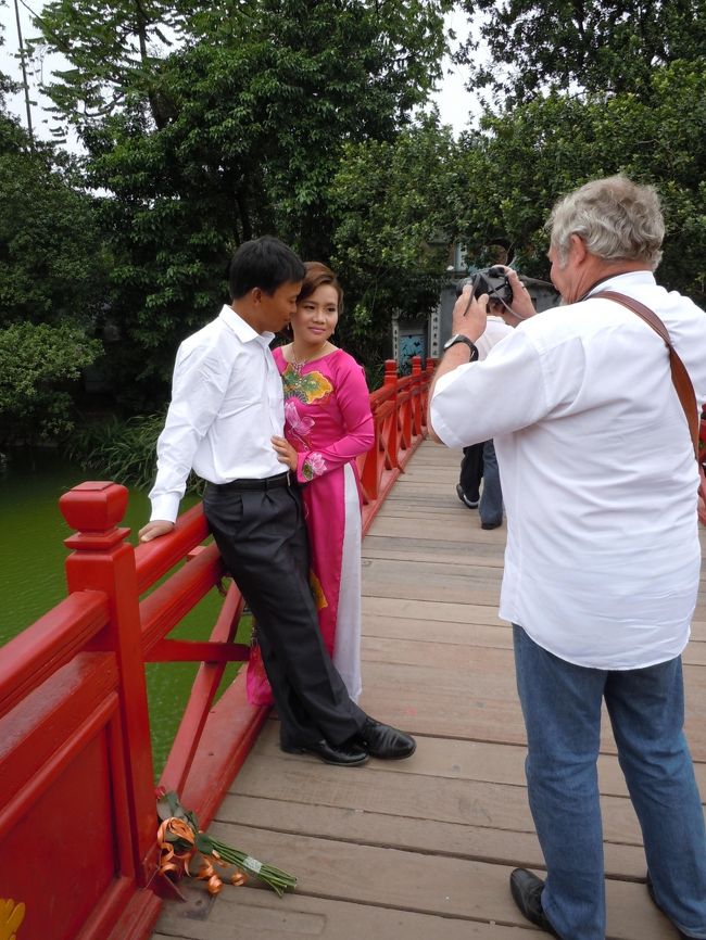 新婚さんのアルバム作り？本格的なカメラマンがポーズとか指示してたよ<br /><br />で、その新婚さんを記念に撮ってる観光客を撮ってる私。笑