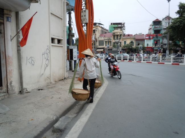 こんな、、笠をかぶって荷物バランス取りながら歩いてる人いっぱいいました<br />