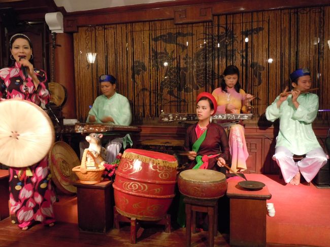 レストラン内で、伝統楽器で生演奏<br /><br />右下の女の子、ローラ・チャン（なんか中国人のタレント？）にそっくりで、かわいいと思ったんだけど、いかんせんやる気が全くなくて！<br />そのやる気の無さが逆におもしろかった。