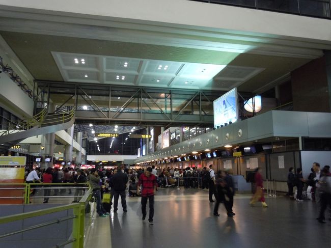 ハノイ・ノイバイ国際空港<br /><br />なんか導線というか・・いまいち動き方がわかんなくて、表示とかもっときちんとして欲しかった・・<br /><br />とりあえずハロン湾はやばかった！！<br />行きたくて行きたくて行けたから、嬉しかった旅行でした♪<br /><br />以上2010年10月のベトナムハノイ旅行終わり！<br />ここまで読んでくださった方ありがとうございました☆