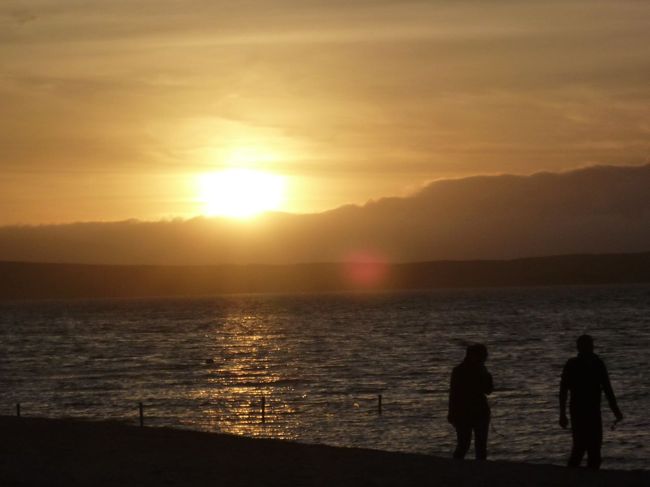 パラカスの海に沈む夕陽。<br /><br />ここは本当にアニメのような、砂漠の中のオアシス。<br />まさかペルーでリゾートを楽しむことになるとは、予想外。<br />最高の気分にひたる。<br /><br />ただし11月末でもまだ涼しいので、泳ぐにはつらい。<br />(欧米人は一日中泳いでたけど)
