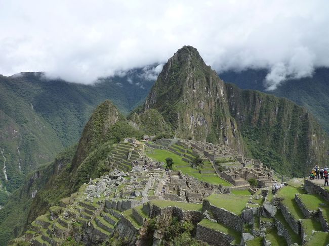ザッツ・ペルー！！<br /><br />マチュピチュ遺跡です。<br />こんな山の上に、くっきりと残る生活の跡。すごい。<br /><br />太陽の近くで緑に囲まれて、そんなにスピリチュアルなスポットというよりも気持ちいいところだったなぁ。<br /><br />ただしワイナピチュの頂上では何となく早く帰った方がいい空気を感じた。(雨降りそうだったってだけか！？)