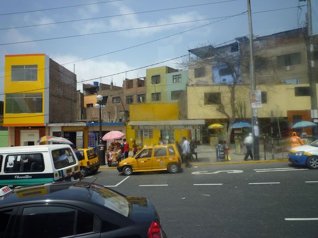 突然ですがリマの街なみ。<br />といっても、中心地からは少し外れたところ。<br /><br />すごくカラフルな建物が多い。<br />こういうセンスって日本人とはだいぶ違うなと思う。<br /><br />車の運転が荒い。<br />ちょいちょい屋台のような売店がある。