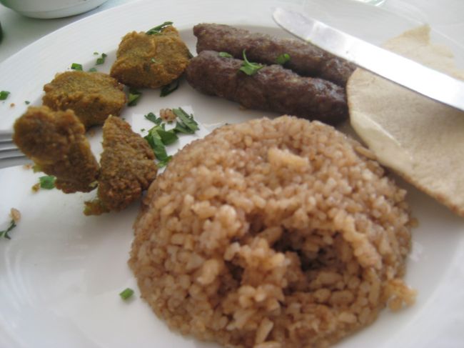 お昼。ピラミッドが見えるレストラン。<br />コフタとターメイヤ。<br />まずまずですね。