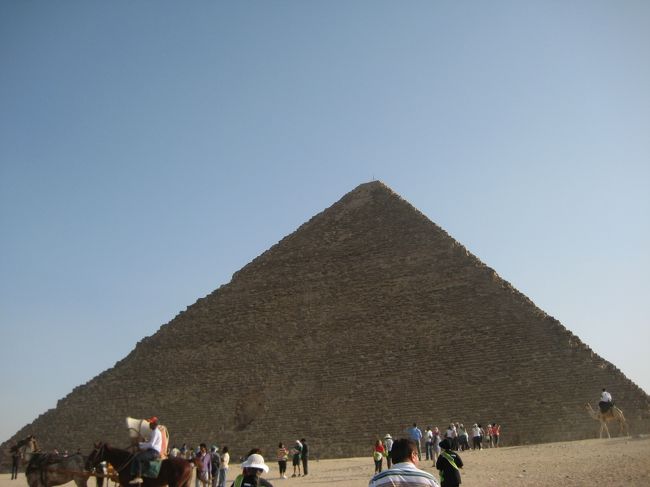 そしてなんと午前にチケットがとれなかったクフ王内部に午後いけることになりました！！！<br /><br />これはギザのピラミッド！！<br />この中に入ります！
