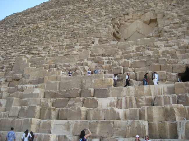 いってきま〜す。<br /><br />中はとても急な階段で奥は真っ暗で何も見えなかった（笑）。<br />でも全然臭くないし、思ってたよりもキレイでした。<br />なによりも行ったことに意義がありますね！