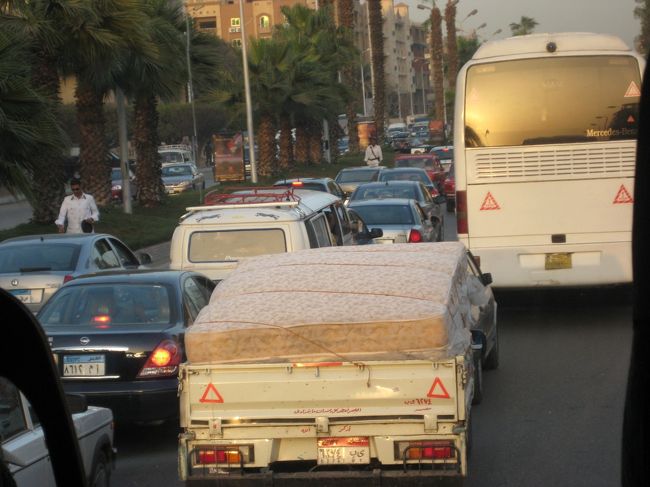 ここからハンハリーリバザールに向かいます。