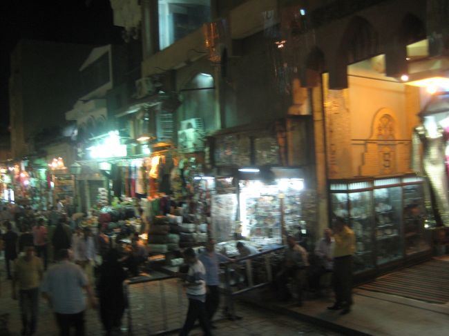 ここは賑わってて怖くないね。