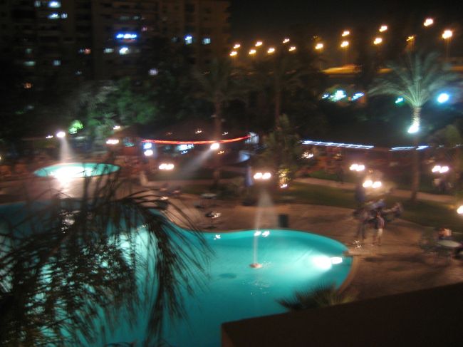 ホテルに到着。1泊目に泊まったとこに宿泊。<br />GRAND PYRAMIDS<br />近くにスーパーがあるので便利。<br />