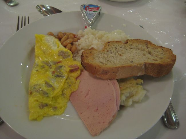 朝食。<br />オムレツを作ってくれる！