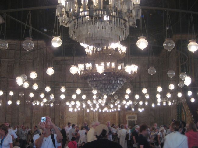 中はとっても素敵です！<br />大きなシャンデリアとその周りのランプ。<br />ゴージャスね、