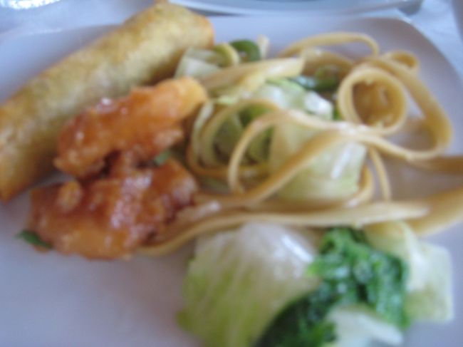 大皿に麺やら春巻きやら色々乗ってて<br />おいしかった。<br />