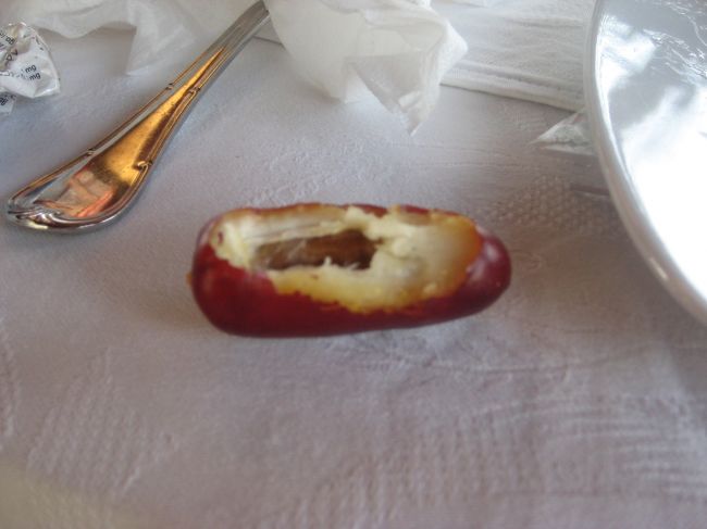 デザート。。。<br /><br />このよくわからんフルーツ。<br />ん〜。<br />よくわからない味（笑）。