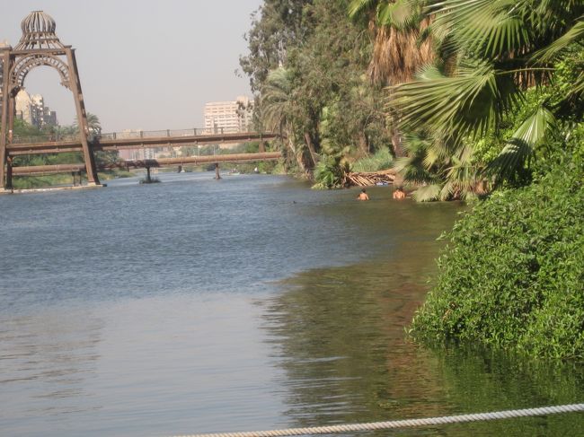 昼食を終え、外にでると遠くで子供が裸で遊んでます。<br />