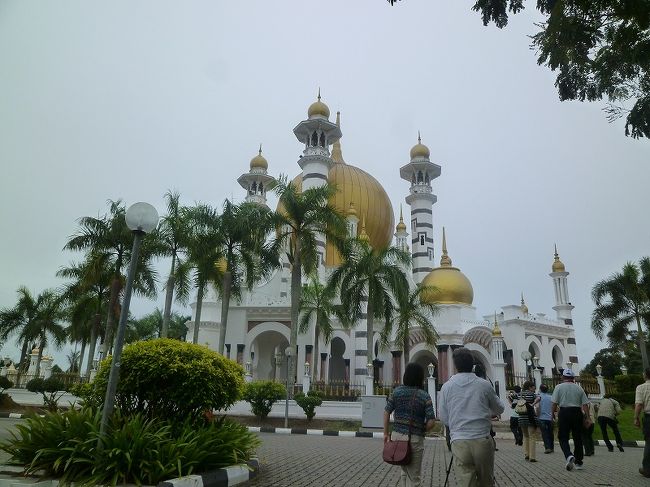クアラ・カンサー、ウブディア・モスク。1910年に着工され1919年に完成した。マレーシアで一番美しいモスクと言われており、金色のドームが印象的でした。
