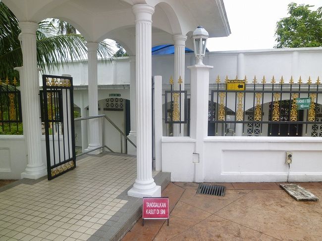 クアラ・カンサー、ウブディア・モスク。男子用トイレ。赤い看板の手前で靴を脱いで上がり、下に下りたら木のサンダルを履いて用を足す。