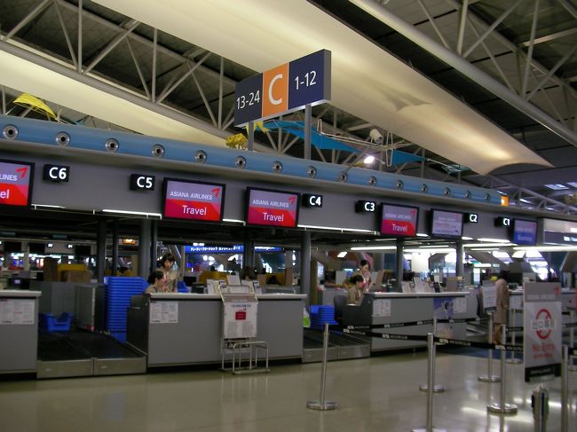 15:00　荷物を預ける<br /><br />搭乗開始は16:35<br />まだまだ時間があるので、2階のダイソーへ向かう。<br />この階には、ユニクロもあり<br />旅行の必需品がいっぱい。<br /><br />子供が手袋を忘れたので<br />ダイソーで購入。<br />本当に便利だわ。