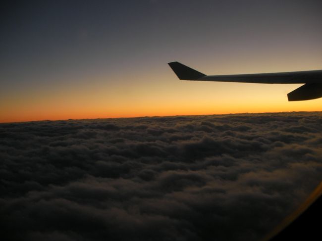 17:03　離陸準備<br /><br />CAにも日本語が達者な人がいる為、全然困らない。<br />この飛行機は全席モニター付き。<br /><br />目の前のモニターに飛行機内のマナーについての放送がされている。<br />このキャラクターがとっても可愛い。<br />しかも、言葉の分からない子供でも理解できるように作られている。