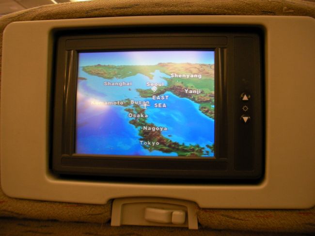 17:50　食事も終わり、それぞれの席ではモニターを使って遊んでいるようだ。