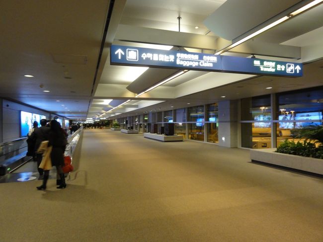 到着ロビーをひたすら進むと<br />荷物が何番から出てくるのかを知らせる電光掲示板があるので、チェック！<br />便名と受取るレーンの番号が書かれているので、そこへ向かう<br /><br />19:50　荷物受取<br />