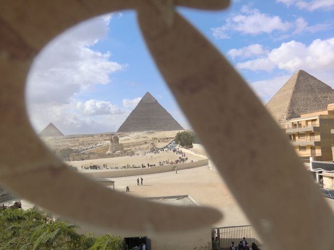 もっと窓に近づいて、ピザハットのロゴの「Ｐ」の穴から、３大ピラミッドとスフィンクスの写真を撮りました。<br /><br />我ながら、なかなか面白い写真じゃないかなぁ〜〜。<br />スフィンクスからだいたい200ｍ位の距離です。