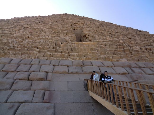 メンカフラ王の入口です。<br />クフ王のピラミッド、カフラ王（閉鎖中）のピラミッドへ入ることができなかったので、ここで我慢。<br /><br />翌日、赤のピラミッドとクフ王の王妃のピラミッド内部に入れたので、まっ、いいか。<br /><br />そうたいしたことないのですが、やっぱ、ピラミッド内部の探索は面白いですね。記念になります。<br /><br />