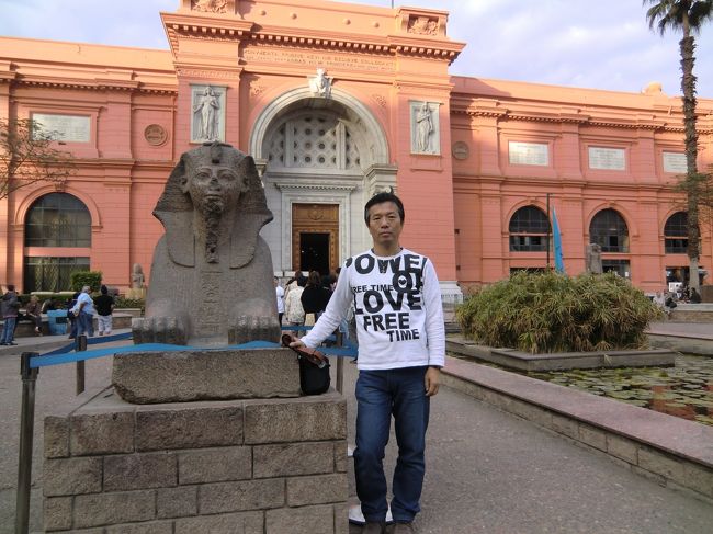 カイロ考古学博物館前のスフィンクスで記念撮影。<br /><br />カイロ考古学博物館内部はカメラの持ち込みが禁止されているので、入り口にあるカメラ預かり所で預けておきます。<br />黙ってカメラを持ち込み写真を撮ると多額の反則金を取られるそうです。<br /><br />また、館内入口にも金属探知機と持ち物検査がありますので、見つかります。<br />もう本当にどこを見学するにも持ち物検査、身体検査があるので、うっとうしいです。<br />