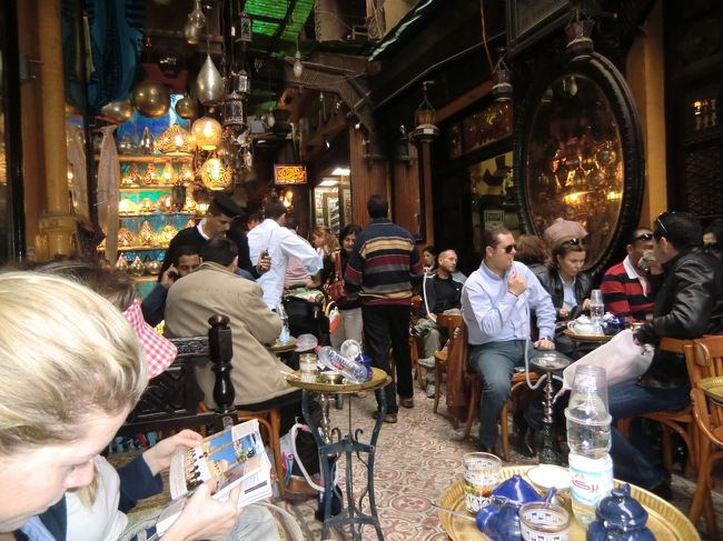 ハン・ハリーリの見学の際、ガイドのＥｉｄさんにチャイをおごって頂きました。<br /><br />周りのお客さん（観光客が多かったかな。）は水煙草を吸っている方が多かったです。