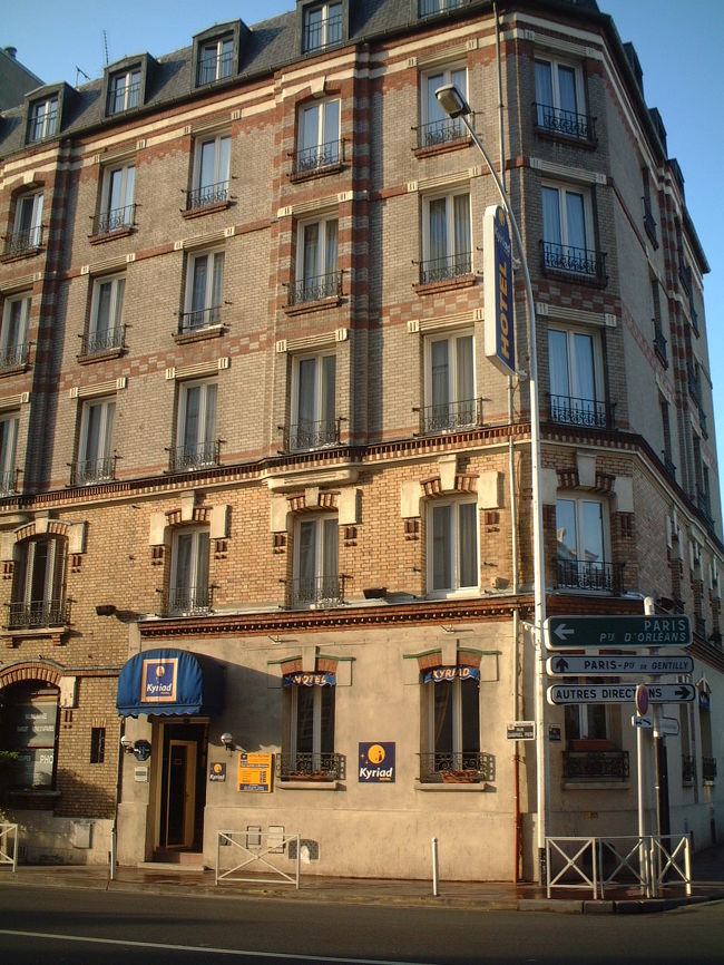 3泊した宿泊先の「KYRIAD PORTE D`ORLEANS　HOTEL」です。<br /><br />ADＤRESＳ/　11 RUE GABRIEL PER I92120 MONTROUGE   PARI  FRANCE<br />地下鉄：PORTE　D`ORLEANS 駅（ポルト ドルレアン）から徒歩で20分程度のホテルです。<br /><br />部屋が凄く狭く、カバンを開けられません。<br />交通の便が悪かったんですが、価格は当時では安かったので、ここに決めました。確か１泊6,500円程度でした。