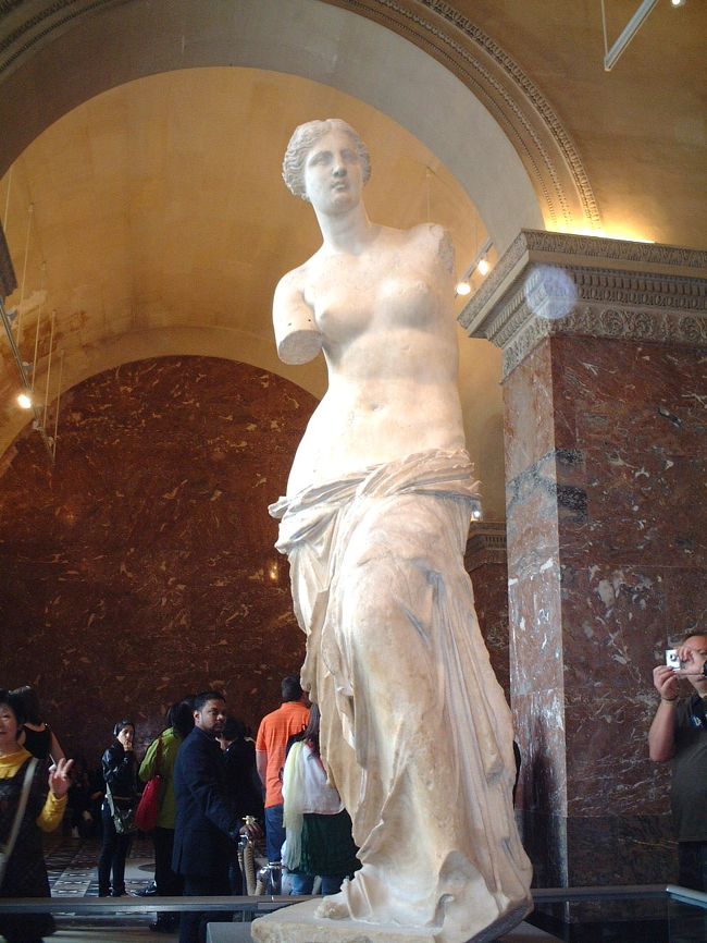 ルーブル美術館のミロのビーナス<br /><br />足・腰が太く、また絶世の美人とは言えませんが、なぜ有名になったんだろう？？？<br />