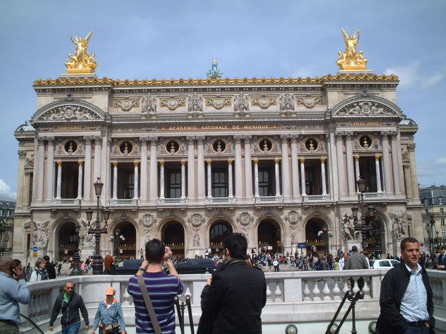 「オペラ・ガルニエ」の正面に地下鉄の出口があり、そこから「オペラ・ガルニエ」を撮影。<br /><br />内部は10年前に入りましたので、今回はこの写真撮影だけ。