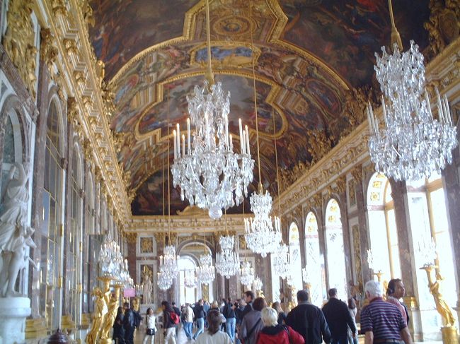 ヴェルサイユ宮殿の「何とかの間」です。