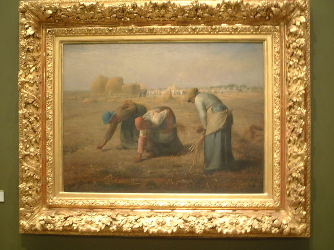 オルソー美術館<br /><br />中学生の頃、美術の本に載っていた「落ち穂拾い」の絵画を直接見たくて、いつもオルソー美術館へ行って眺めてます。<br /><br />何度見てもいいなぁ〜！！<br /><br />掲示場所は１階なんですが、１階両サイドのコーナーは、辺りが暗くなっているので、上手く写真撮影できません。<br /><br />また、どの絵画も見学者が近くに寄って、じっくり見たり、人だかりになるので、なかなか写真が撮れません。<br />だから、人がどいた時にさっと撮影するので、たまにピンボケとなる写真があるんです。あ〜ぁ、もったいない。<br /><br />また、行こっと！！<br /><br />