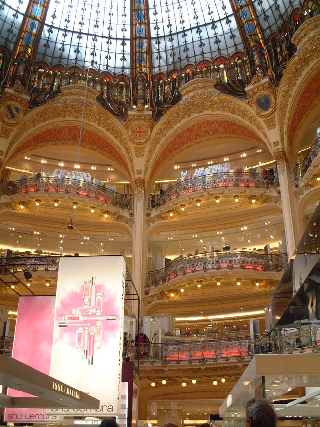 ギャラリー・ラファイエットの１階から、吹き抜けの天井辺りを撮影。<br /><br />綺麗ですね。
