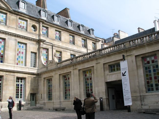 ピカソ美術館の正面です。右側が館内入口です。<br />館内での撮影は厳禁ですが、こっそり写真を撮っている人がみえます。<br /><br />僕が写真を撮ったかは秘密です。<br />